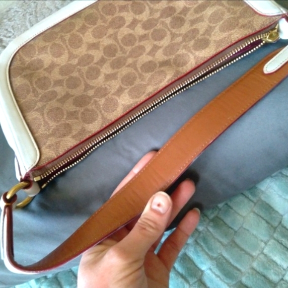 SOLD! Coach Sutton Signature Shoulder Bag (52577) - Picture 4 of 9